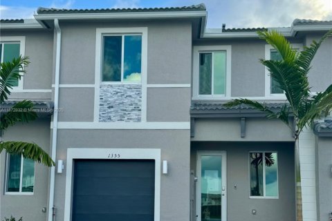 Touwnhouse à louer à Homestead, Floride: 3 chambres, 157.38 m2 № 1922613 - photo 1