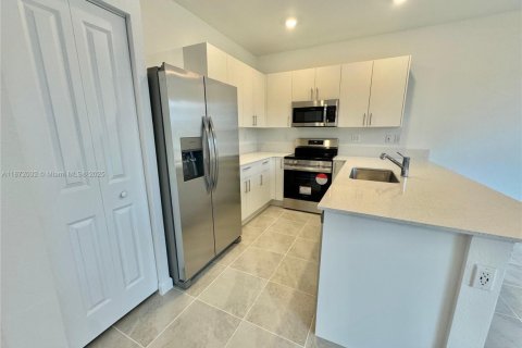Touwnhouse à louer à Homestead, Floride: 3 chambres, 157.38 m2 № 1922613 - photo 2