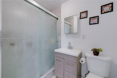Casa en venta en Miami, Florida, 2 dormitorios, 68.93 m2 № 1952174 - foto 11