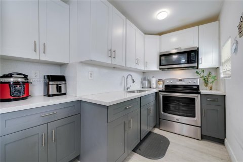 Casa en venta en Miami, Florida, 2 dormitorios, 68.93 m2 № 1952174 - foto 10