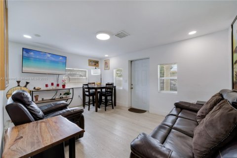 Casa en venta en Miami, Florida, 2 dormitorios, 68.93 m2 № 1952174 - foto 8