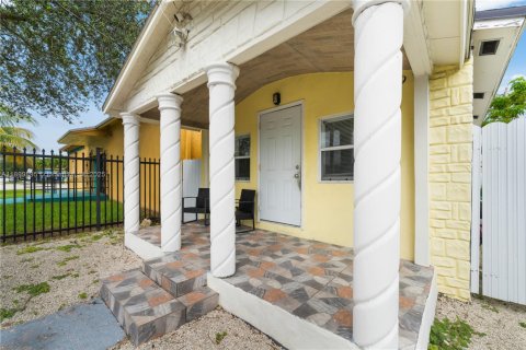 Casa en venta en Miami, Florida, 2 dormitorios, 68.93 m2 № 1952174 - foto 4