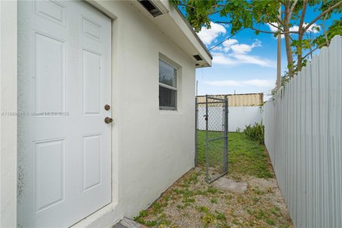 Casa en venta en Miami, Florida, 2 dormitorios, 68.93 m2 № 1952174 - foto 16