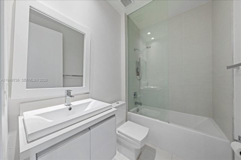 House in LANDMARK in Doral, Florida 4 bedrooms, 169.64 sq.m. № 2007692 - photo 22