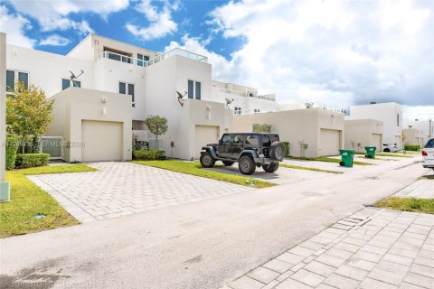 House in LANDMARK in Doral, Florida 4 bedrooms, 169.64 sq.m. № 2007692