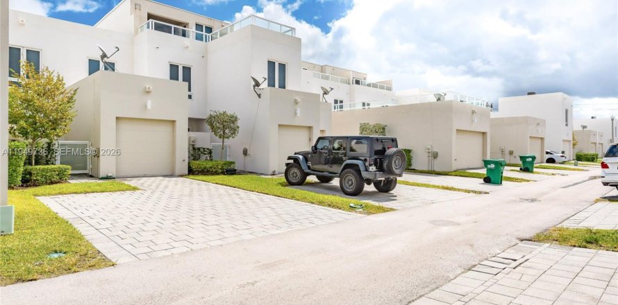 House in LANDMARK in Doral, Florida 4 bedrooms, 169.64 sq.m. № 2007692