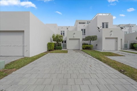 House in LANDMARK in Doral, Florida 4 bedrooms, 169.64 sq.m. № 2007692 - photo 3