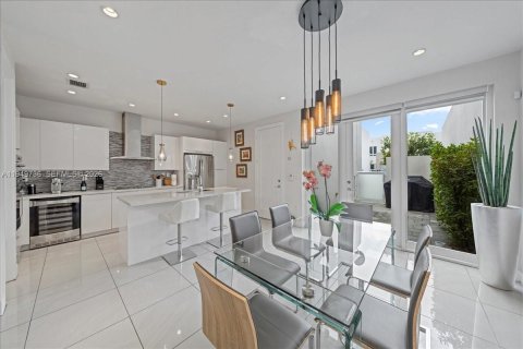 House in LANDMARK in Doral, Florida 4 bedrooms, 169.64 sq.m. № 2007692 - photo 25