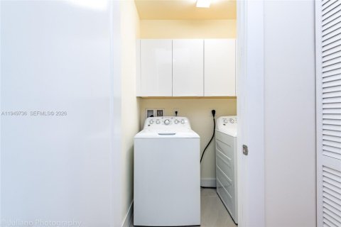 House in LANDMARK in Doral, Florida 4 bedrooms, 169.64 sq.m. № 2007692 - photo 10