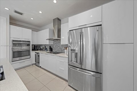 House in LANDMARK in Doral, Florida 4 bedrooms, 169.64 sq.m. № 2007692 - photo 8