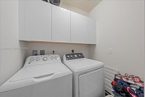 House in LANDMARK in Doral, Florida 4 bedrooms, 169.64 sq.m. № 2007692 - photo 11