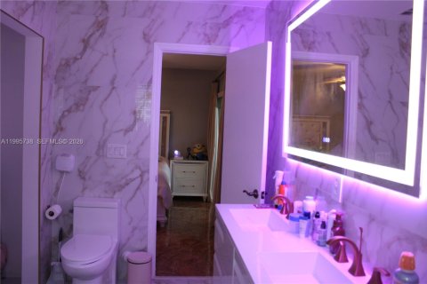 House in Southwest Ranches, Florida 5 bedrooms, 327.57 sq.m. № 2058141 - photo 23