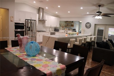 House in Southwest Ranches, Florida 5 bedrooms, 327.57 sq.m. № 2058141 - photo 16