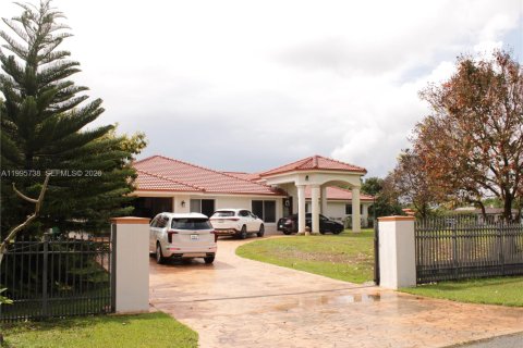 House in Southwest Ranches, Florida 5 bedrooms, 327.57 sq.m. № 2058141 - photo 3