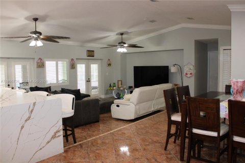 House in Southwest Ranches, Florida 5 bedrooms, 327.57 sq.m. № 2058141 - photo 10