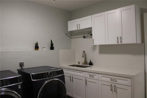 House in Southwest Ranches, Florida 5 bedrooms, 327.57 sq.m. № 2058141 - photo 24