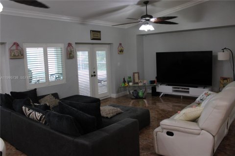 House in Southwest Ranches, Florida 5 bedrooms, 327.57 sq.m. № 2058141 - photo 9