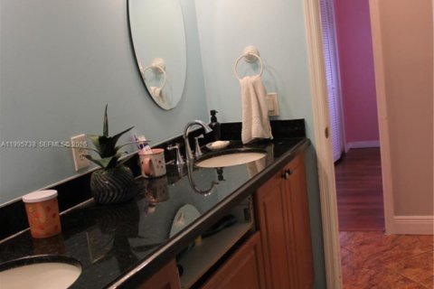 House in Southwest Ranches, Florida 5 bedrooms, 327.57 sq.m. № 2058141 - photo 29