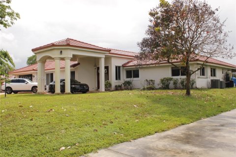 House in Southwest Ranches, Florida 5 bedrooms, 327.57 sq.m. № 2058141