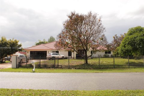 House in Southwest Ranches, Florida 5 bedrooms, 327.57 sq.m. № 2058141 - photo 4