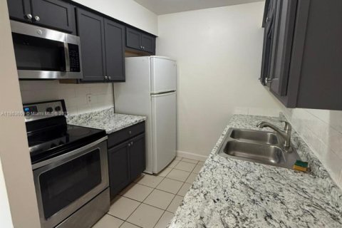 Casa en alquiler en Lauderdale Lakes, Florida, 2 dormitorios, 278.71 m2 № 1891518 - foto 2