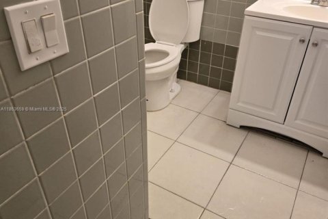 Casa en alquiler en Lauderdale Lakes, Florida, 2 dormitorios, 278.71 m2 № 1891518 - foto 3