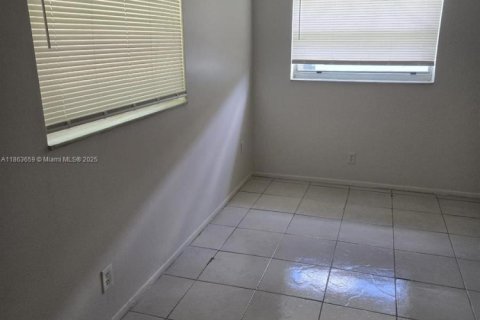 Casa en alquiler en Lauderdale Lakes, Florida, 2 dormitorios, 278.71 m2 № 1891518 - foto 9