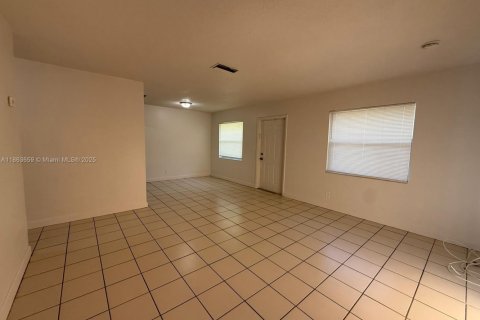 Casa en alquiler en Lauderdale Lakes, Florida, 2 dormitorios, 278.71 m2 № 1891518 - foto 4