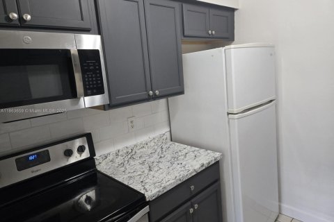 Casa en alquiler en Lauderdale Lakes, Florida, 2 dormitorios, 278.71 m2 № 1891518 - foto 1