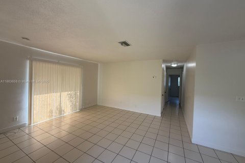 Casa en alquiler en Lauderdale Lakes, Florida, 2 dormitorios, 278.71 m2 № 1891518 - foto 8