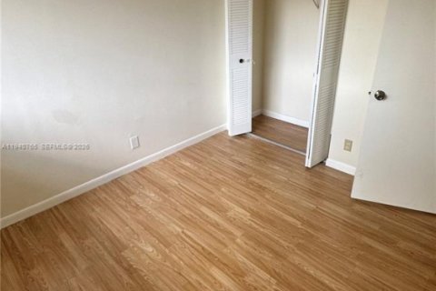 Снять в аренду таунхаус в Маргит, Флорида 2 спальни, 78.97м2, № 1997991 - фото 8