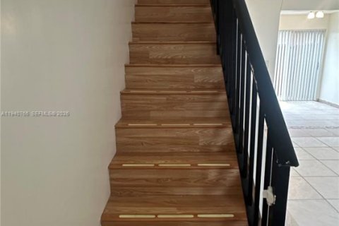 Снять в аренду таунхаус в Маргит, Флорида 2 спальни, 78.97м2, № 1997991 - фото 6