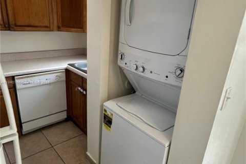 Снять в аренду таунхаус в Маргит, Флорида 2 спальни, 78.97м2, № 1997991 - фото 5