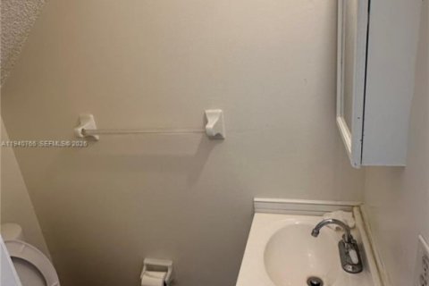 Снять в аренду таунхаус в Маргит, Флорида 2 спальни, 78.97м2, № 1997991 - фото 12