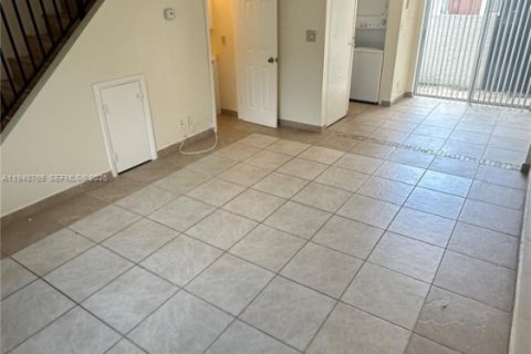 Снять в аренду таунхаус в Маргит, Флорида 2 спальни, 78.97м2, № 1997991 - фото 2