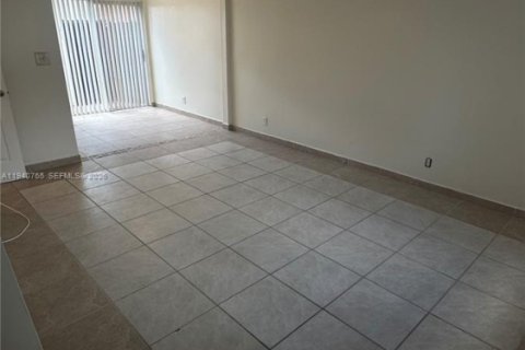 Снять в аренду таунхаус в Маргит, Флорида 2 спальни, 78.97м2, № 1997991 - фото 3