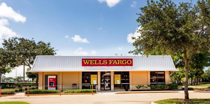 Commercial property in Stuart, Florida № 1860194