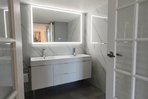 Condo in Aventura, Florida, 2 bedrooms  № 1888890 - photo 14
