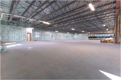 Immobilier commercial à louer à Wildwood, Floride: 2117.99 m2 № 1546333 - photo 3