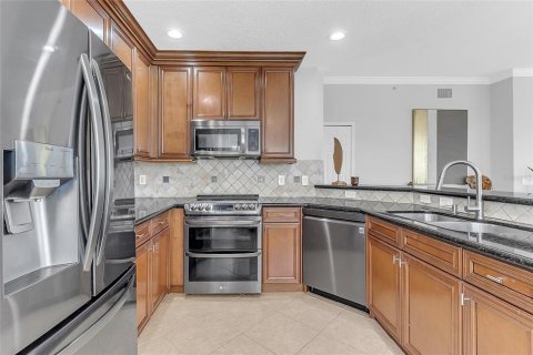 Condo in Four Corners, Florida, 3 bedrooms № 2206536 - photo 8