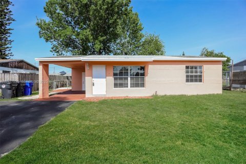 House in North Lauderdale, Florida 2 bedrooms, 93.83 sq.m. № 1994891 - photo 1