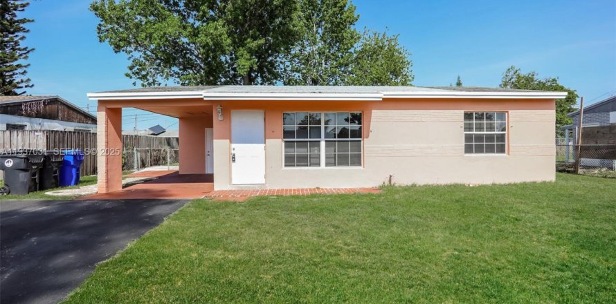 House in North Lauderdale, Florida 2 bedrooms, 93.83 sq.m. № 1994891