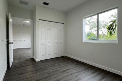 Apartamento en alquiler en Miami, Florida, 2 dormitorios, 102.75 m2 № 2025965 - foto 3