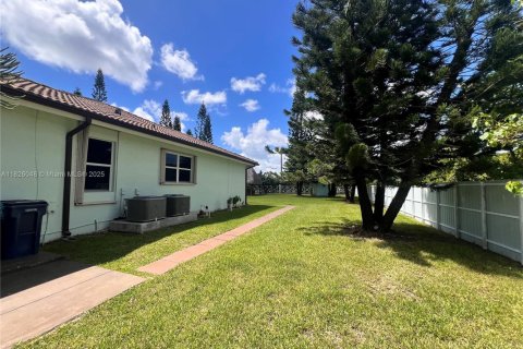 House in Miami, Florida 4 bedrooms, 229.28 sq.m. № 1794431 - photo 8