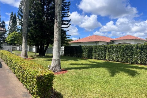 House in Miami, Florida 4 bedrooms, 229.28 sq.m. № 1794431 - photo 7