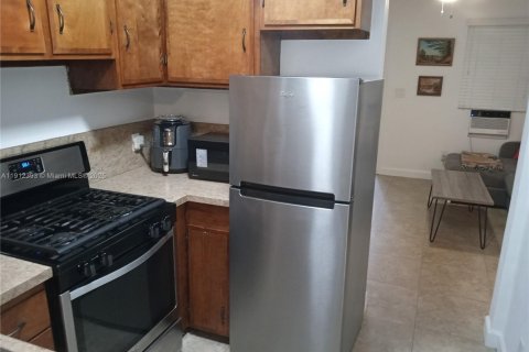 Appartement à louer à Miami, Floride: 1 chambre, 134.34 m2 № 1966840 - photo 2