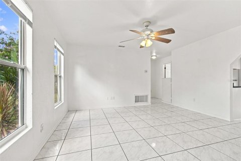 House in Saint Petersburg, Florida 3 bedrooms, 96.62 sq.m. № 2345401 - photo 4