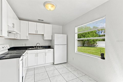 House in Saint Petersburg, Florida 3 bedrooms, 96.62 sq.m. № 2345401 - photo 6