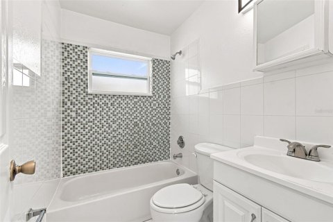 House in Saint Petersburg, Florida 3 bedrooms, 96.62 sq.m. № 2345401 - photo 12