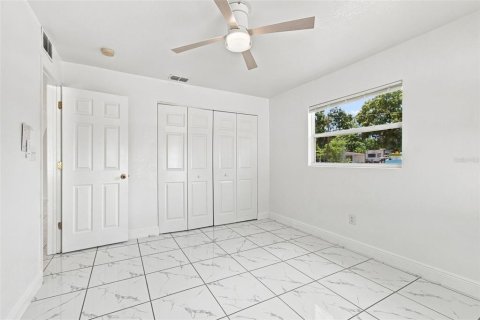 House in Saint Petersburg, Florida 3 bedrooms, 96.62 sq.m. № 2345401 - photo 15